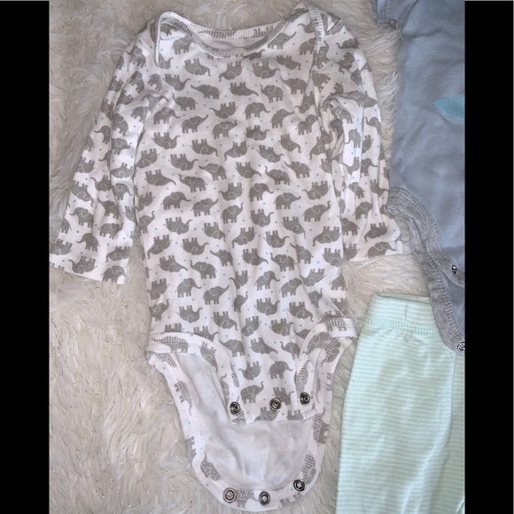 4-Baby clothes . 2(0-3 Months and 2(3-6 Months - Picture 2 of 9